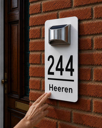 Duurzaam rechthoekig huisnummerbord met solarverlichting – helder zichtbaar, dag en nacht