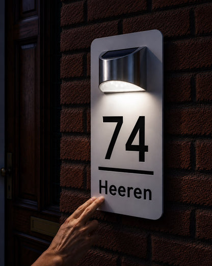 Duurzaam rechthoekig huisnummerbord met solarverlichting – helder zichtbaar, dag en nacht