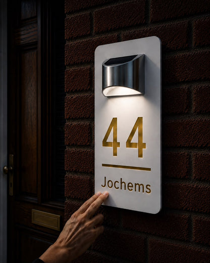 Duurzaam rechthoekig huisnummerbord met solarverlichting – helder zichtbaar, dag en nacht